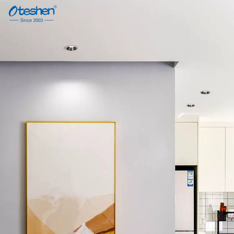 LED recessed downlight 30 degree narrow beam in modern home interior corridor Вдлабна ЛЕД светлина тесен зрак од 30 степени во модерен внатрешен коридор на домот