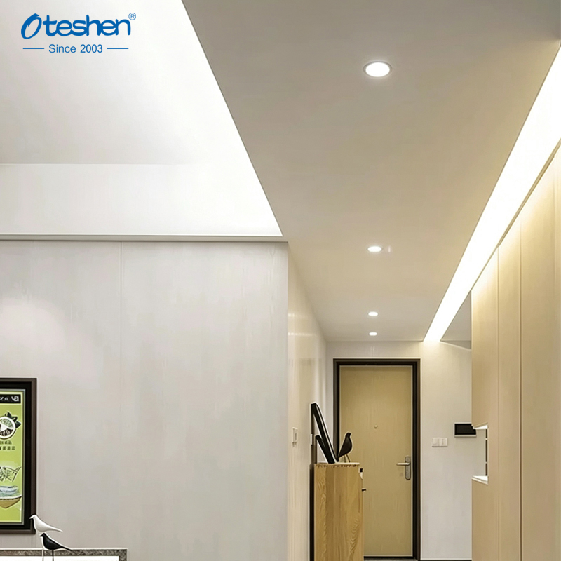 White recessed downlight 9W in modern hallway interior Downlight da incasso bianco da 9 W in un moderno corridoio interno