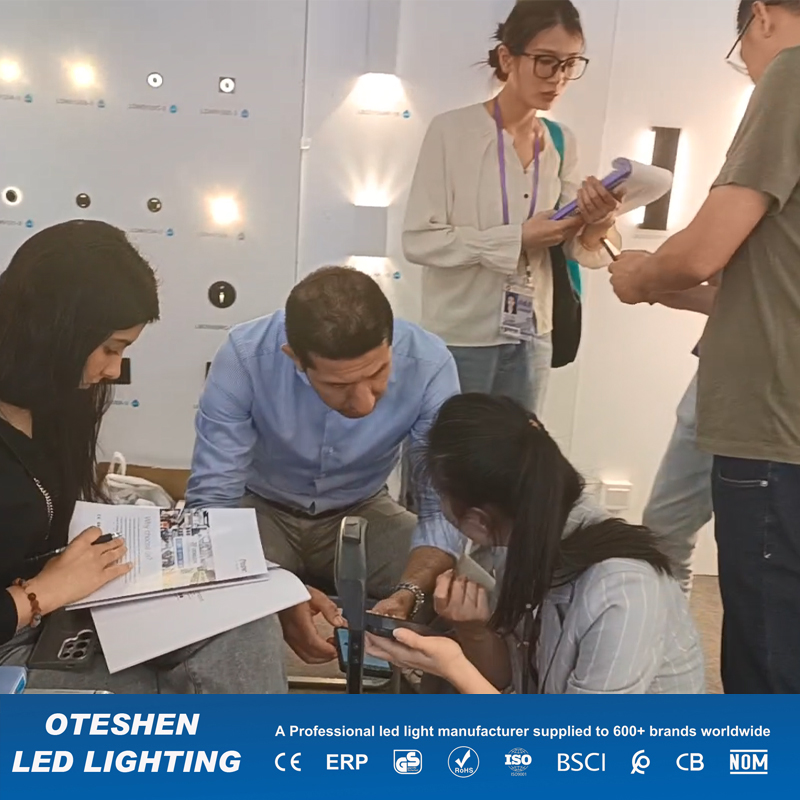 Ang Yuedeng Lighting Technology Co, Ltd ay nag -debut sa Canton Fair at sumali sa mga kamay sa mga nagbebenta upang lumikha ng isang bagong hinaharap
