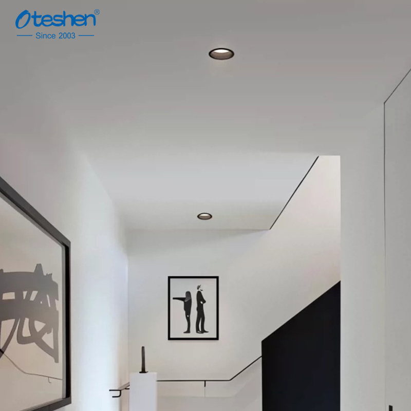 Sort indbygget LED downlight i moderne stueloft
